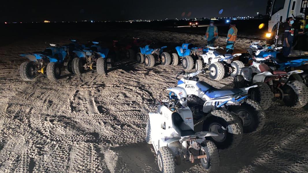 أخبار 24 صور حجز 12دباب ا مخالف ا على شاطئ العزيزية بالخبر