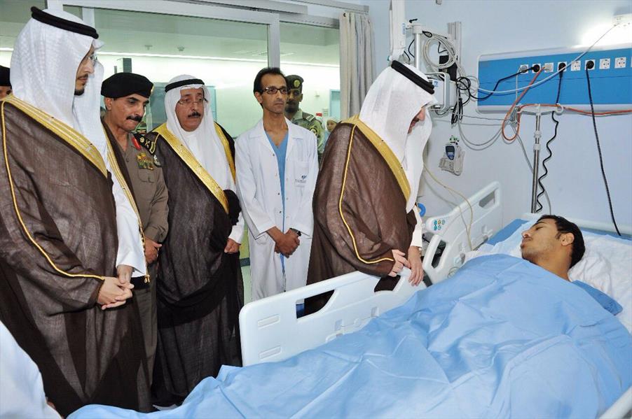 بالصور.. أمير الشرقية يزور رجلي الأمن اللذين أصيبا في حادث إطلاق المقذوف بالعوامية