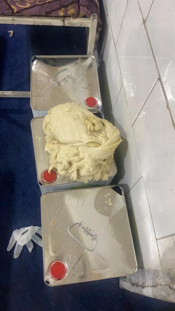 ضبط عمالة وافدة حولت محلاً خالياً بعد حجبه بالستائر إلى معمل لإنتاج 