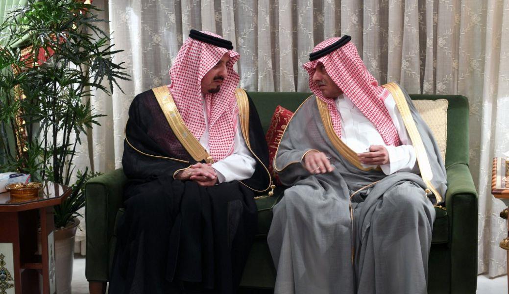 أمير منطقة عسير يستقبل المعزين في وفاة الأمير بندر بن خالد بن عبدالعزيز بجدة