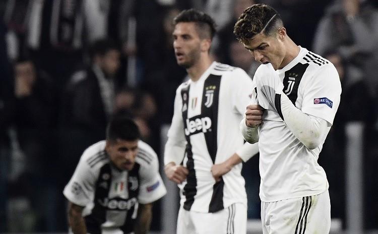 شاهد حزن رونالدو بعد الخروج من دوري أبطال أوروبا (صور) شاهد حزن رونالدو بعد الخروج من دوري أبطال أوروبا (صور)