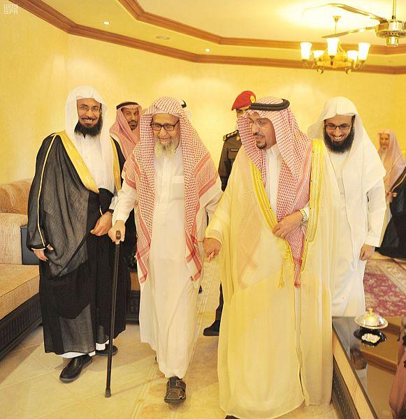 بالصور.. أمير القصيم يزور الشيخ الفوزان في منزله لتهنئته بعيد الفطر المبارك بالصور.. أمير القصيم يزور الشيخ الفوزان في منزله لتهنئته بعيد الفطر المبارك