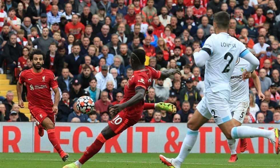 "ليفربول" يتصدر البريميرليغ مؤقتًا بثنائية في "بيرنلي"