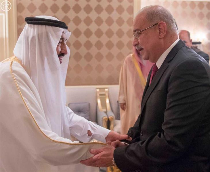 خادم الحرمين يلتقي رئيس الوزراء المصري بمقر إقامته في القاهرة