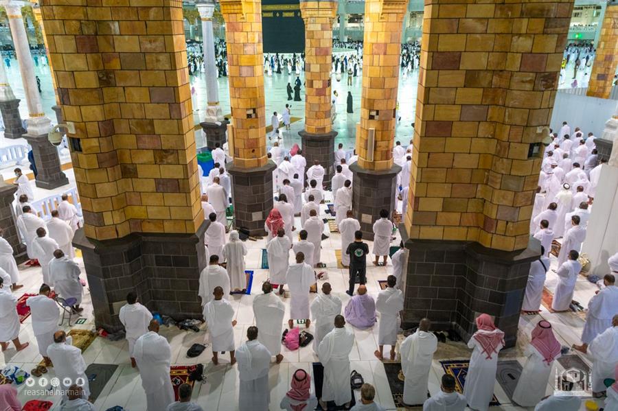 المصلون يشهدون ختم القرآن بالحرمين الشريفين وسط أجواء روحانية المصلون يشهدون ختم القرآن بالحرمين الشريفين وسط أجواء روحانية