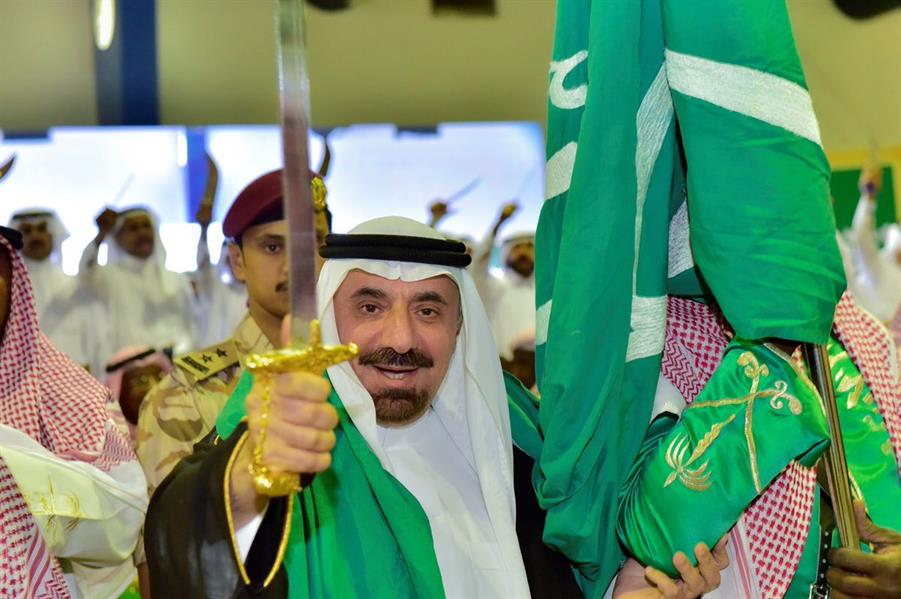 بالصور.. أمير نجران يقبّل أيادي ورؤوس أبناء الشهداء ويشارك أهالي المنطقة العرضة 