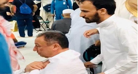 بالصور.. محمود الخطيب يؤدي مناسك العمرة على كرسي متحرك