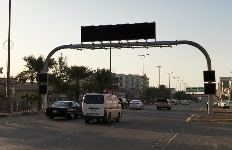 مواطن يشكو من الإضاءة الشديدة للوحات الإلكترونية على الطرق