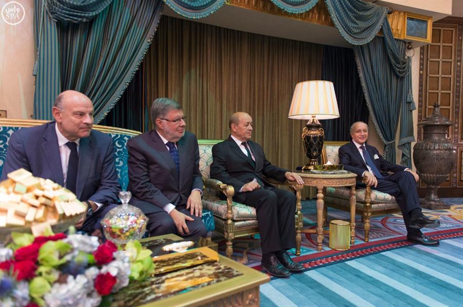 خادم الحرمين الشريفين يعقد جلسة مباحثات مع رئيس الوزراء الفرنسي