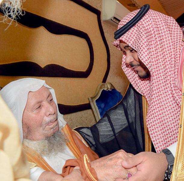 أمير نجران يطمئن على صحة الشيخ المكرمي