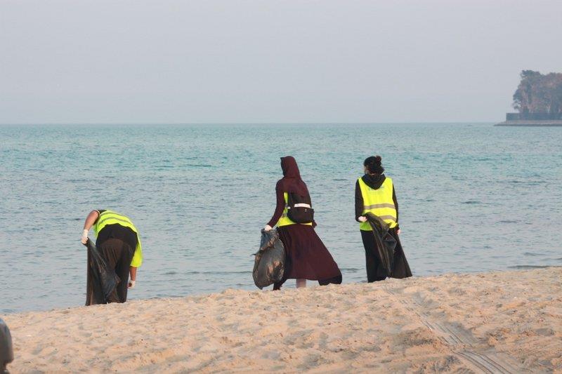 متطوعون ومتطوعات يشاركون في مبادرة بحر بلا بلاستيك