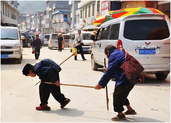 العجوز وزوجها