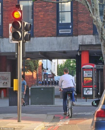 وزير بريطاني يكسر اشارة المرور بدراجة فيدفع 3000 دولار غرامة