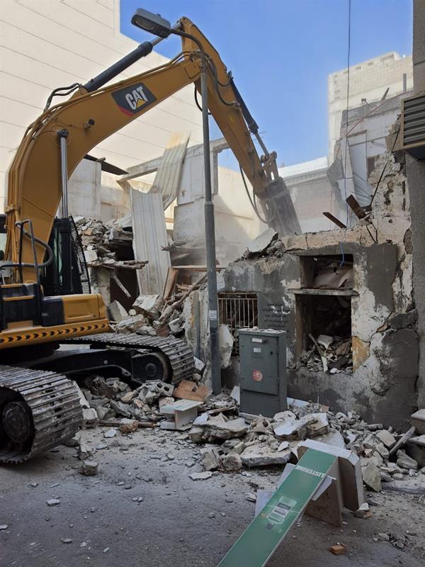 إزالة مبانٍ آيلة للسقوط في الخبر والدمام (صور)