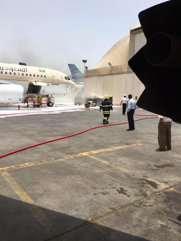 بالفيديو..اندلاع النيران في معدّتين بمطار الملك عبدالعزيز.. وتلفيات في مقدمة طائرة 