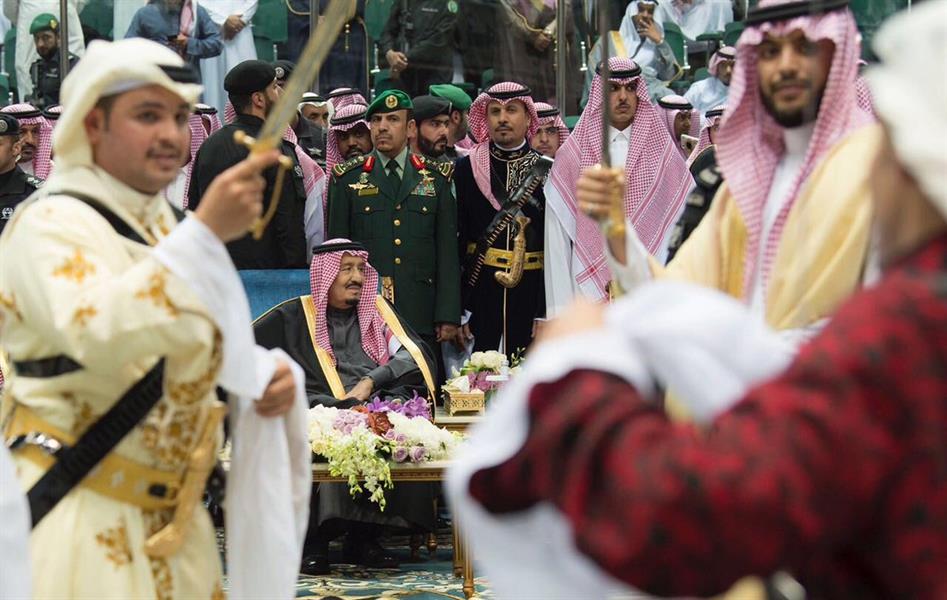 شاهد.. خادم الحرمين يشرّف حفل العرضة السعودية بـ
