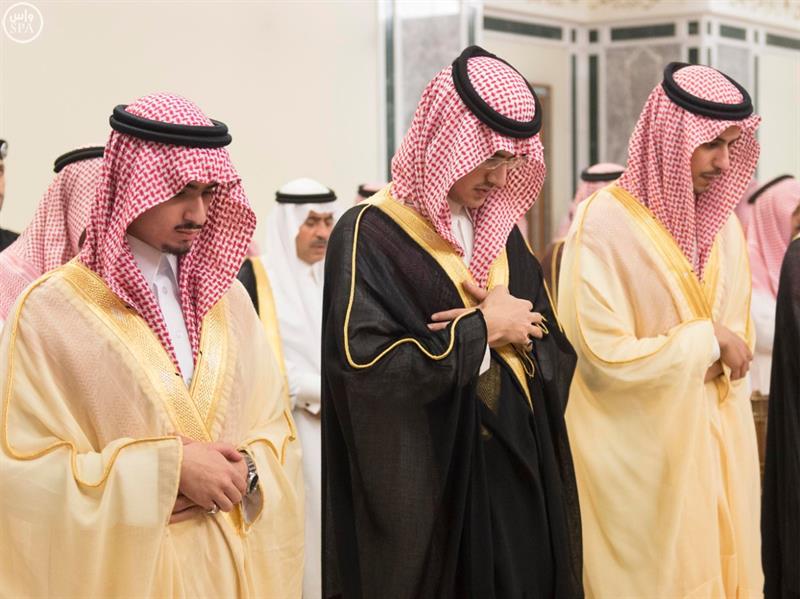خادم الحرمين يؤدي صلاة الميت على أمير 