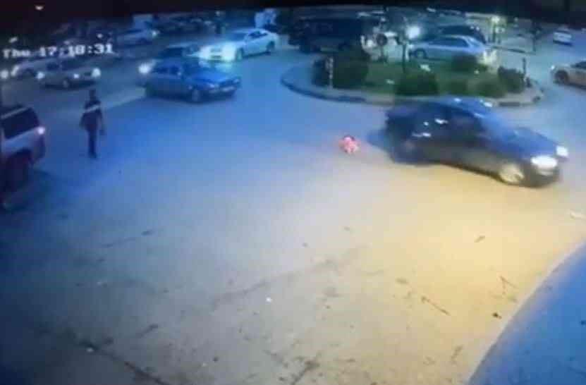 شاهد.. سقوط طفلة من سيارة متحركة في طريق عام بالأردن