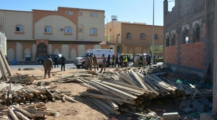 بالصور.. انهيار سقف مسجد تحت الإنشاء وإصابة 3 عمال في تبوك