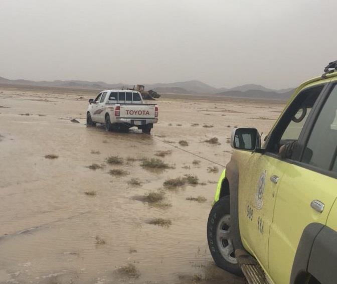 السيول تحتجز عائلتين مكونتين من 16 شخصا في 6 مركبات.. و