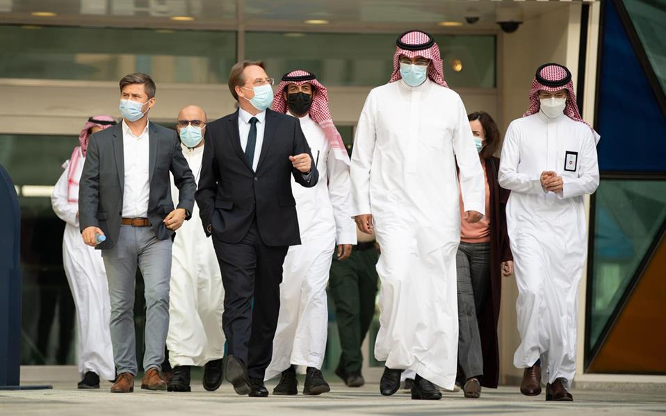  السفير الفرنسي يزور مركز الملك عبد الله المالي