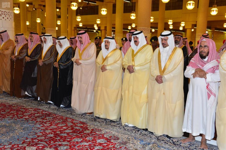 الأمير أحمد بن عبدالعزيز وأمير الرياض يتقدمان جموع المصلين على الأميرة نوف بنت بدر (صور)