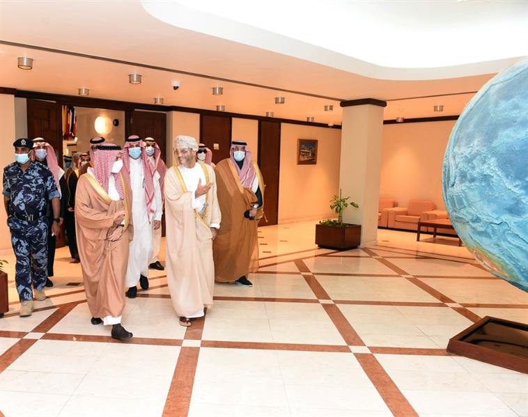 وزير الخارجية يعقد مع نظيره العُماني مشاورات ثنائية في مسقط