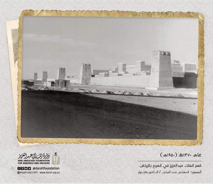 صورة نادرة لقصر المربع محاطاً بالصحراء