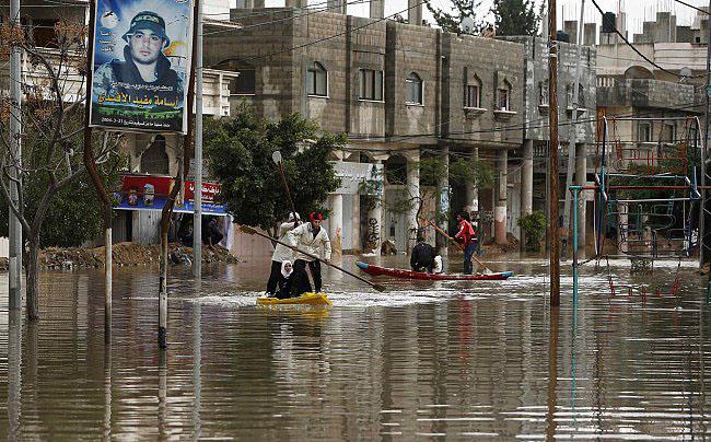 مياه الأمطار تغمر مئات المنازل في غزة