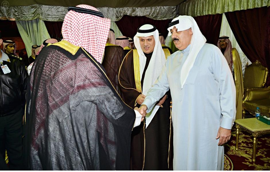 امراء ومسؤولون وعلماء يزورون خادم الحرمين الشريفين