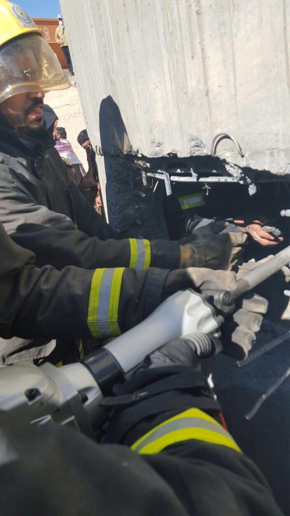 بالصور.. إنقاذ 4 عمال سقطوا بخزان ماء تحت الإنشاء في طبرجل