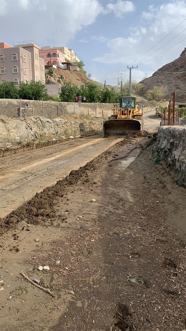 تسببت في انهيار صخور وقطع طرق.. هذا ما خلفته أمطار الباحة تسببت في انهيار صخور وقطع طرق.. هذا ما خلفته أمطار الباحة