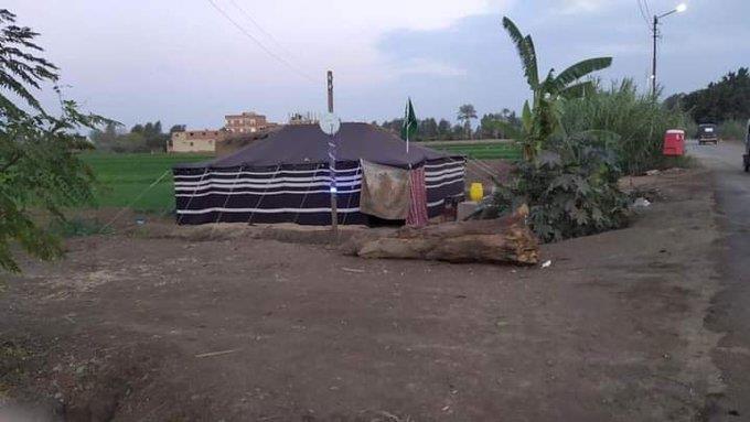 صورة لخيمة عليها العلم السعودي أقامها مصري على أرضه الزراعية بعد عودته لبلاده تلفت الأنظار 