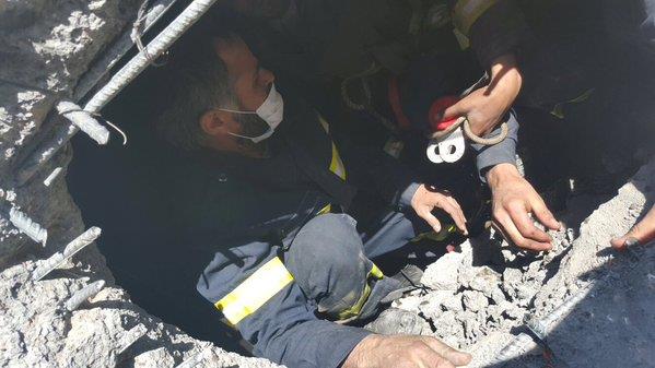 بالصور.. إنقاذ 4 عمال سقطوا بخزان ماء تحت الإنشاء في طبرجل