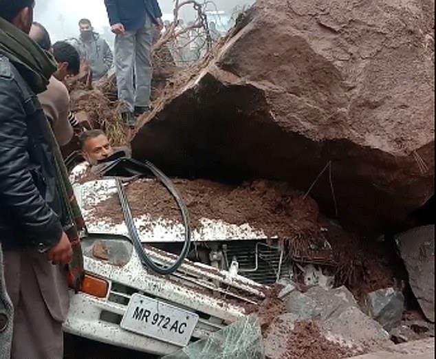 نجاة باكستاني بعد سقوط صخرة بوزن طن على سيارته وتحطيمها بالكامل