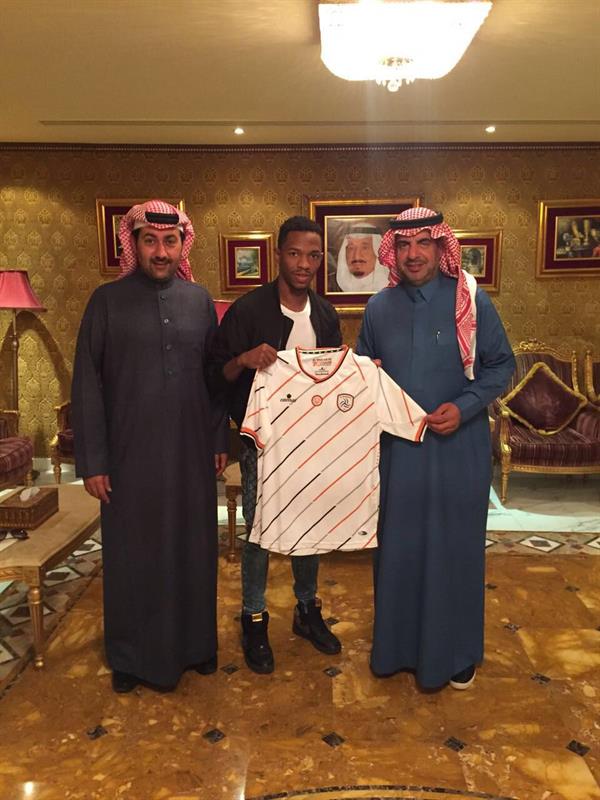 بالصور.. الشباب يتعاقد مع ثلاثي الهلال