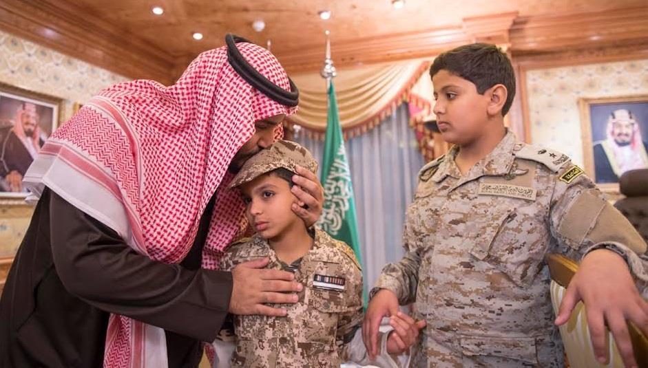 بالصور.. محمد بن سلمان يستقبل أسرة الشهيد العقيد عبدالله السهيان 