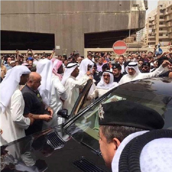 صور ترصد مشاعر أمير الكويت أثناء تفقده لمسجد الإمام الصادق