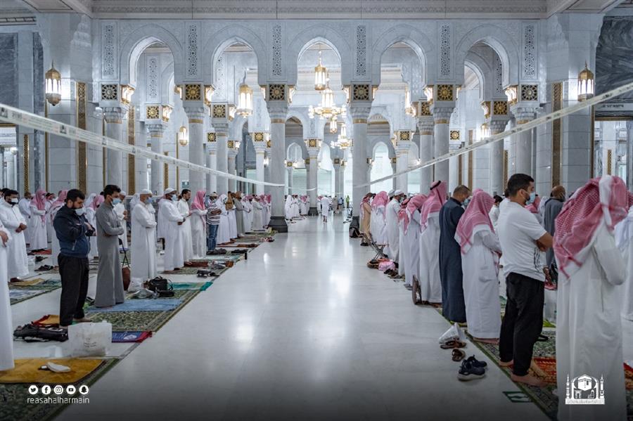 المصلون يشهدون ختم القرآن بالحرمين الشريفين وسط أجواء روحانية المصلون يشهدون ختم القرآن بالحرمين الشريفين وسط أجواء روحانية