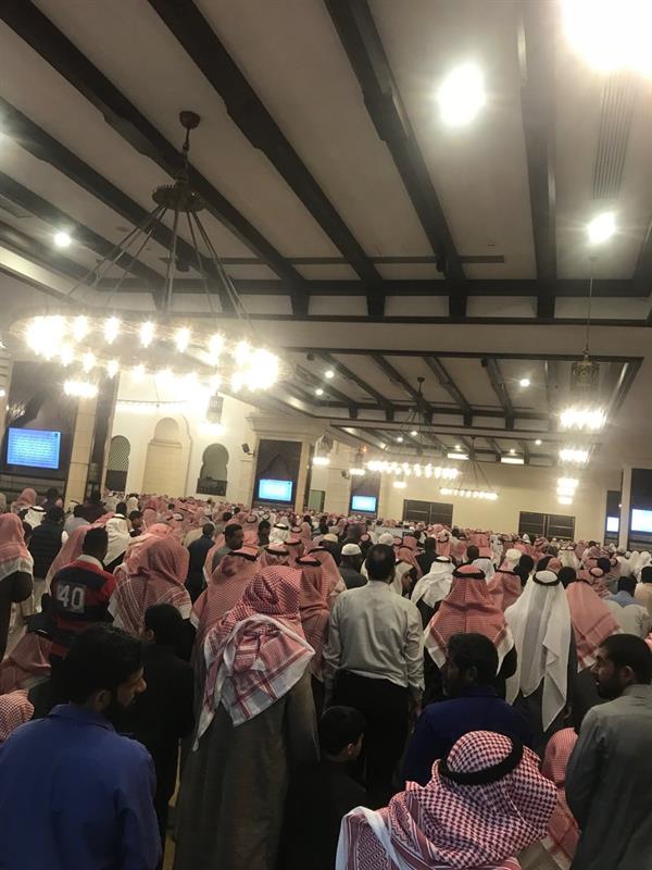 شاهد.. جموع غفيرة تؤدي الصلاة على الداعية التويجري