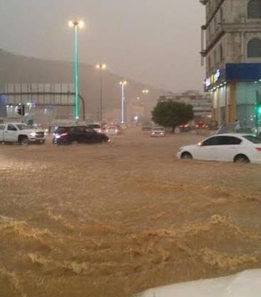 بالفيديو والصور.. أمطار غزيرة تغلق طرق وشوارع الباحة 