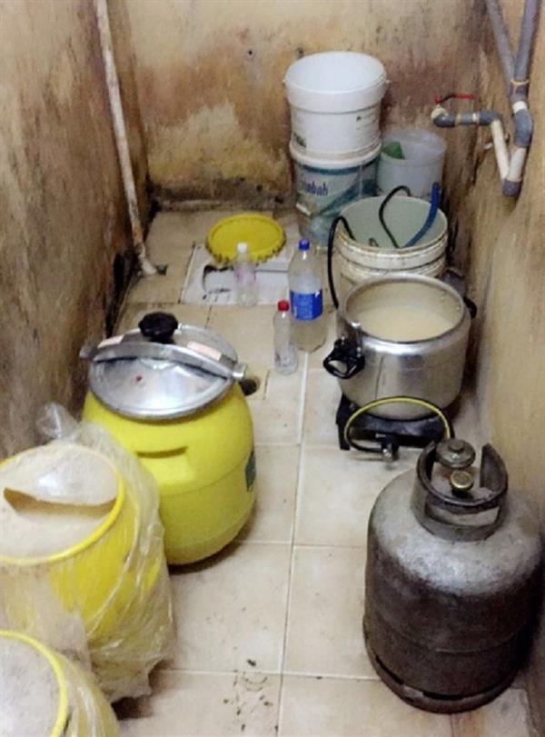 خلاف بين وافدين يقود دوريات أمن جازان لضبط مصنع للخمور خلاف بين وافدين يقود دوريات أمن جازان لضبط مصنع للخمور