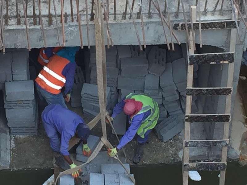 وزارة النقل ترصد محاولات جديدة لإغلاق عبارات تصريف مياه الأمطار بمخرج 8 بالرياض