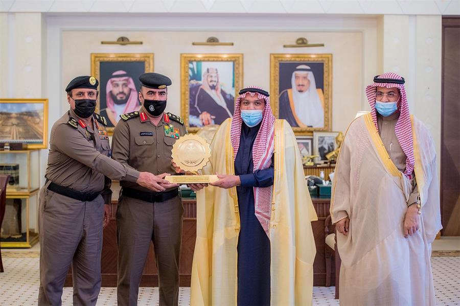 لإطاحتهم بمواطن انتحل صفة رجل أمن.. أمير القصيم يكرّم عدداً من منسوبي إدارة المرور 