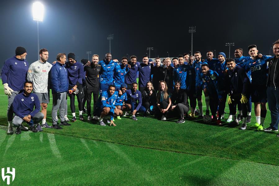 لاعبو الهلال يستقبلون نجوم فورمولا إي الدرعية (صور)