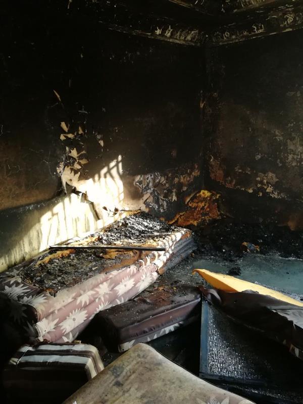 بالصور.. اختناق سيدة وإخلاء 15 شخصا بعد تعرض شقة في المخواة لحريق