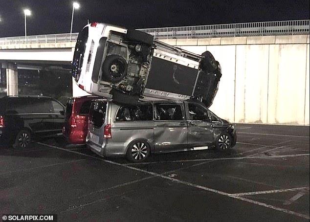 موظف في مرسيدس يحطم 50 سيارة للشركة بجرافة بسبب تسريحه من العمل