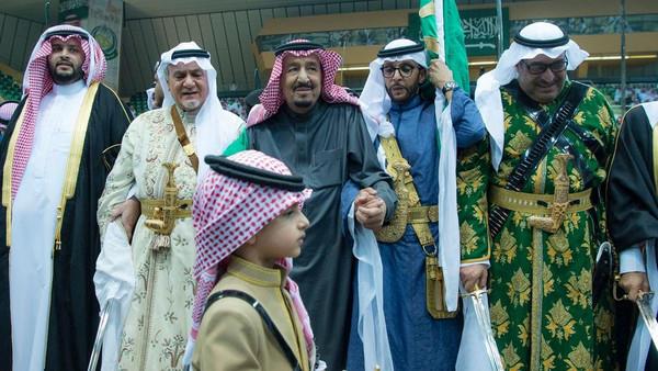 خادم الحرمين الشريفين الملك سلمان بن عبدالعزيز تأدية العرضة السعودية