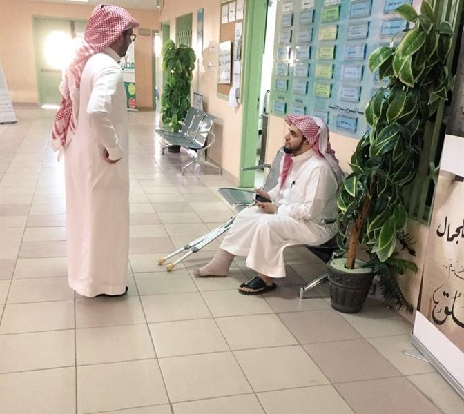 معلم يتعرض لحادث ويرفض الإجازة حرصاً على طلابه (صور) معلم يتعرض لحادث ويرفض الإجازة حرصاً على طلابه (صور)