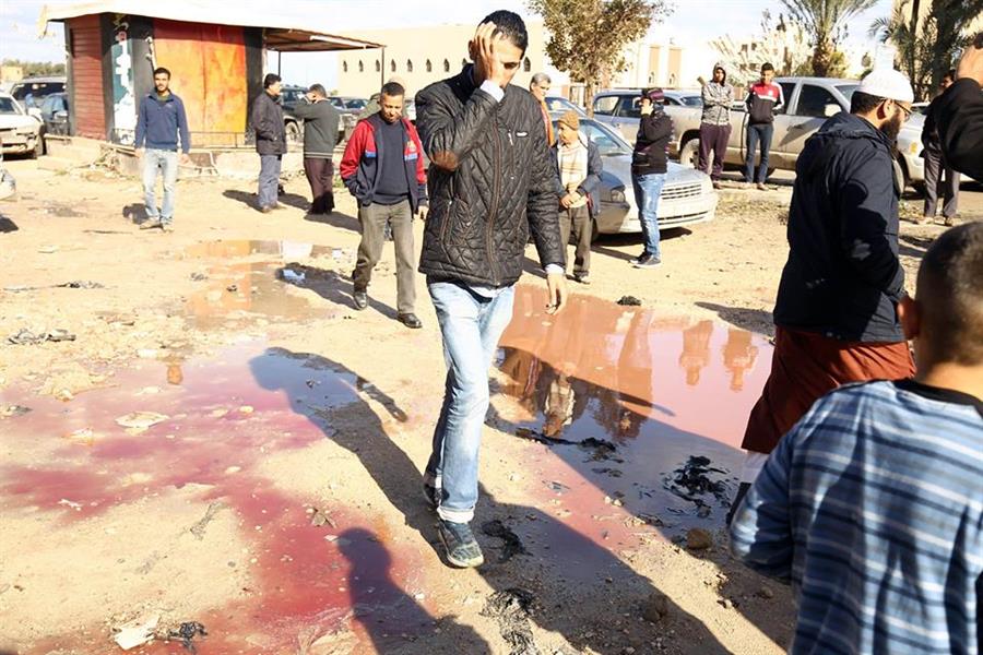 في برك ماء آسنة.. دماء المصلين تغطي محيط مسجد في بنغازي بعد يوم من حادث تفجير (صور)